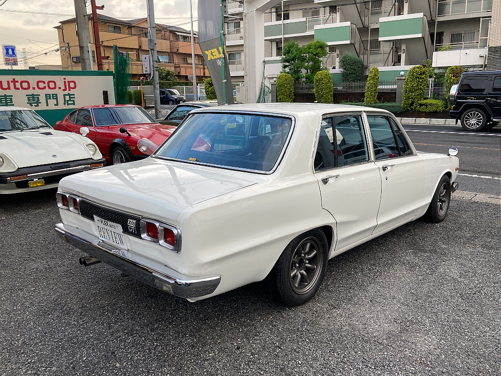 日産 スカイライン　4ドア(2枚目)