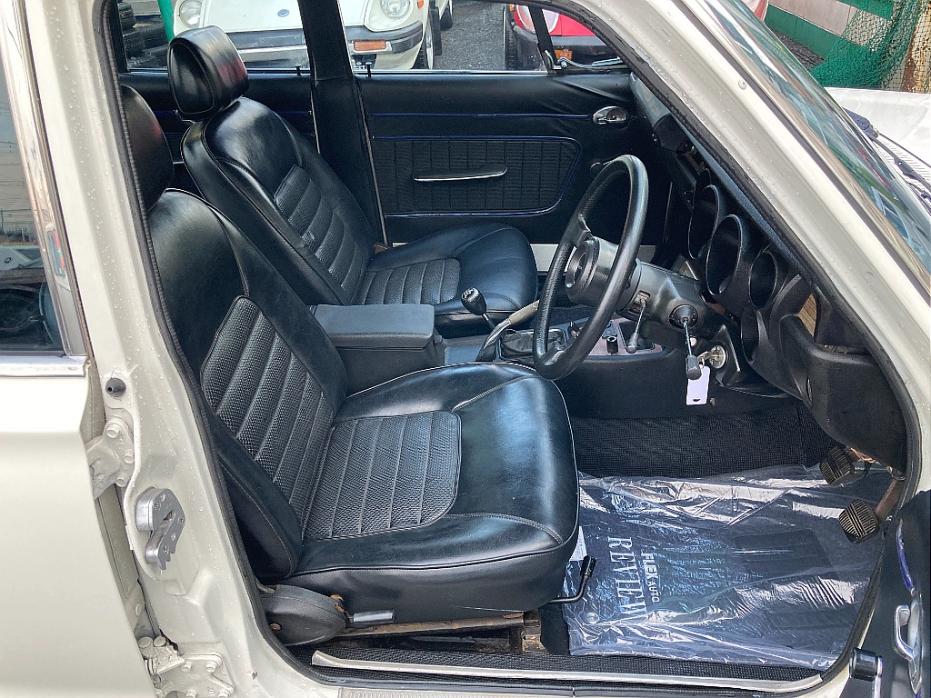 日産 スカイライン　4ドア(5枚目)