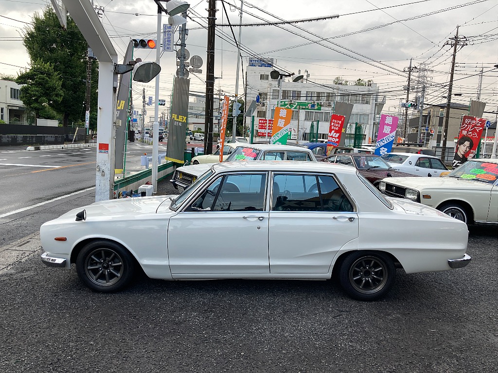 日産 スカイライン　4ドア(10枚目)