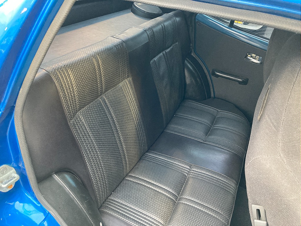 日産 サニー　4ドアセダン(6枚目)