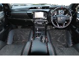 車内はブラック×のシートにレッドのステッチがポイントのこだわり空間♪他とは一味ちがうオシャレなお車をお探しのオーナー様にピッタリの車両となります。
