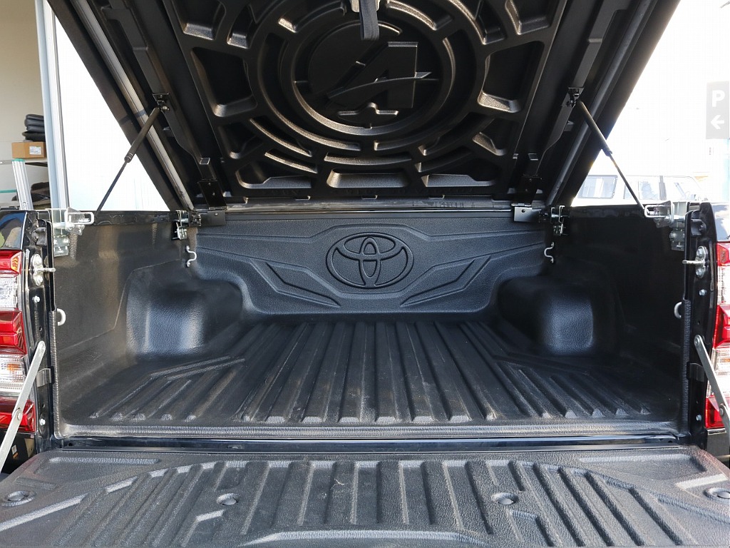 荷台は高さがないものの、テントやゴルフバック、BBQ用のコンロなど、いっぱい詰める広さになっております！この空間に自分オリジナルの荷物の積み方で荷物を積むのも楽しいですよ♪