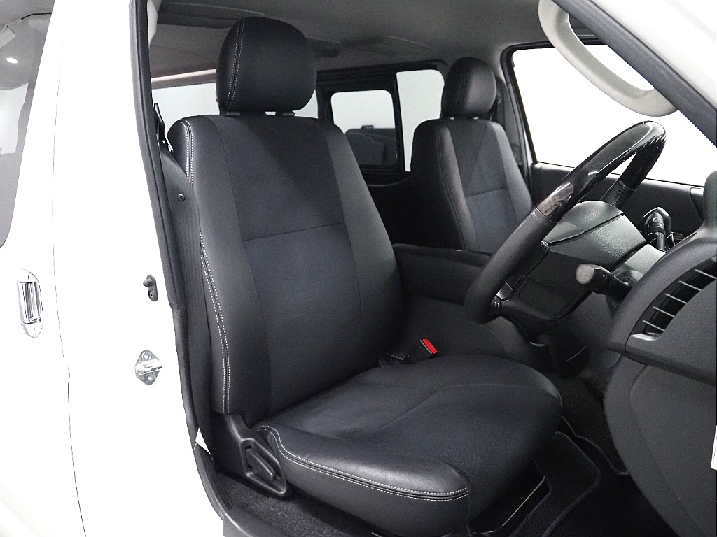 【H28年式/3.0Lディーゼルターボ/4WD/両側小窓付き】安心のディーゼル4WDに新品AWを装着♪