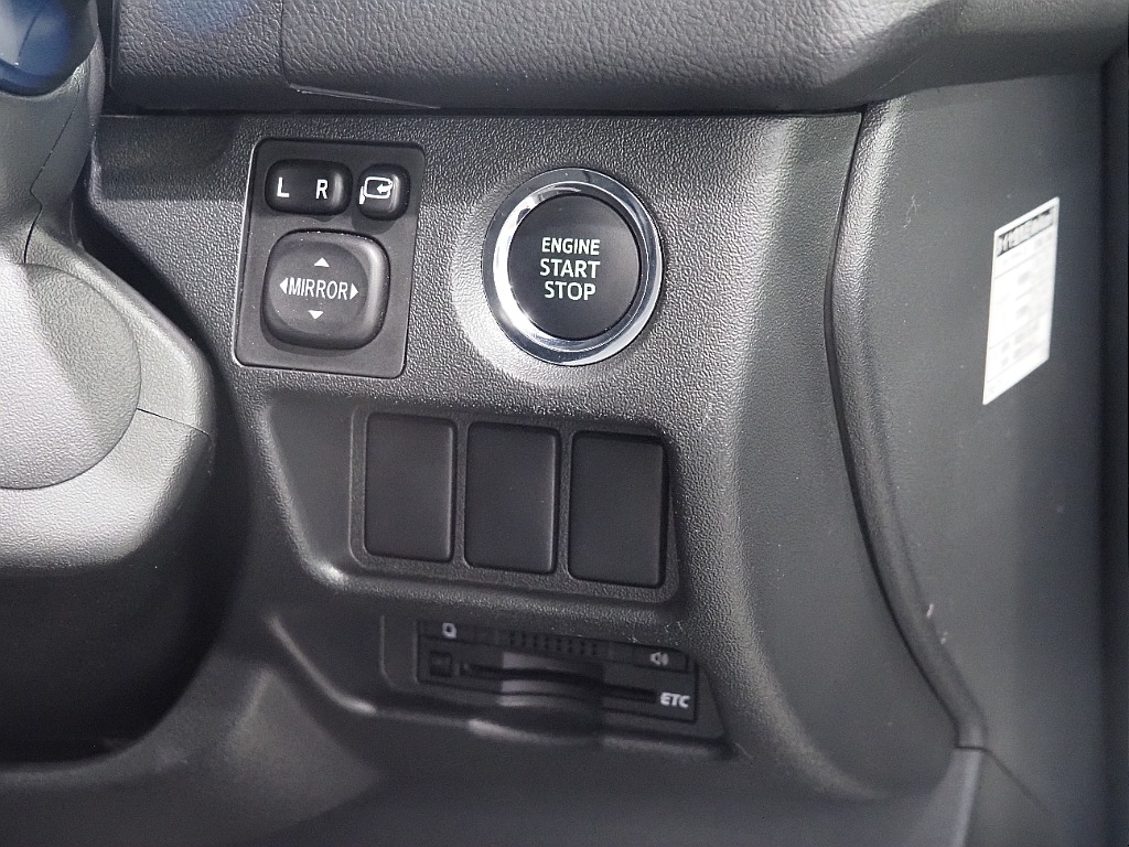 【H28年式/3.0Lディーゼルターボ/4WD/両側小窓付き】安心のディーゼル4WDに新品AWを装着♪