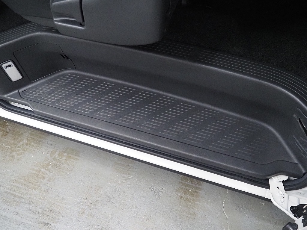 【H28年式/3.0Lディーゼルターボ/4WD/両側小窓付き】安心のディーゼル4WDに新品AWを装着♪