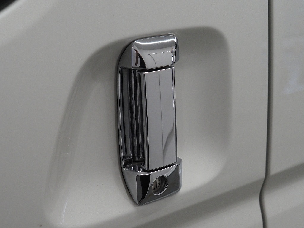 【H28年式/3.0Lディーゼルターボ/4WD/両側小窓付き】安心のディーゼル4WDに新品AWを装着♪