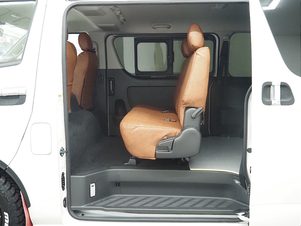 【R4年式/ディーゼル2WD/ハイエースバン/両側小窓付き】6型ベースのオフロードPKG♪