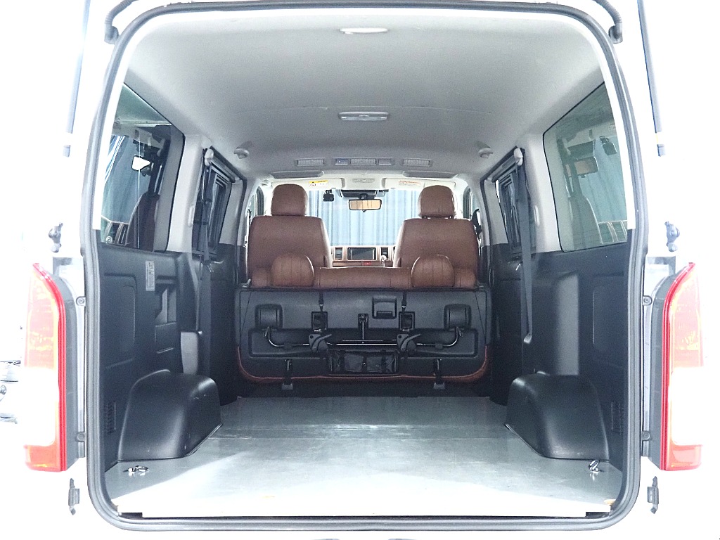 【R4年式/ディーゼル2WD/ハイエースバン/両側小窓付き】6型ベースのオフロードPKG♪