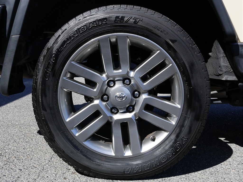 タイヤは純正専用20インチアルミホイール!!