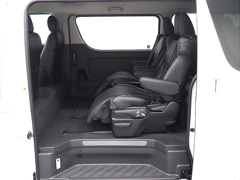 【新車/ファインテックツアラー/ガソリン2.7L2WD/キャプテンシート】ハイエース名古屋店展示車両