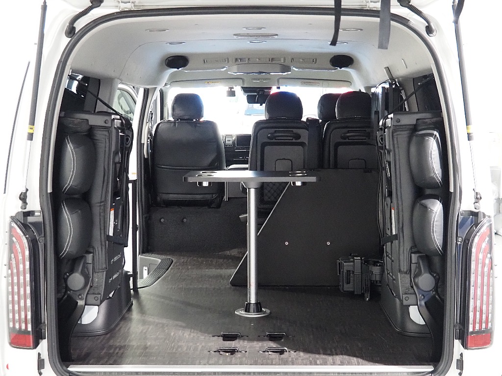 【R2年式/ハイエースワゴンGl/2WD/内装架装Ver1.5/ハーフベッド】フローリング施工♪【全国納車可能】