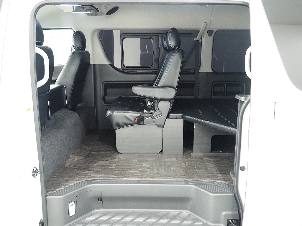 【R2年式/ハイエースワゴンGl/2WD/内装架装Ver1.5/ハーフベッド】フローリング施工♪【全国納車可能】