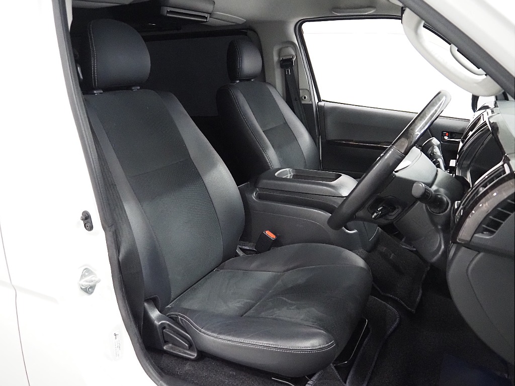 【H３０年式/ハイエースバン/ガソリン2.0L/パールホワイト】モデリスタエアロを装着♪【全国納車可能】