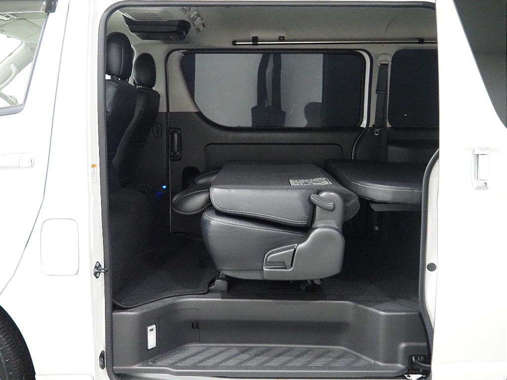 【H３０年式/ハイエースバン/ガソリン2.0L/パールホワイト】モデリスタエアロを装着♪【全国納車可能】