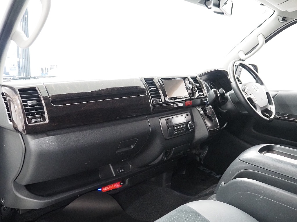 【H３０年式/ハイエースバン/ガソリン2.0L/パールホワイト】モデリスタエアロを装着♪【全国納車可能】