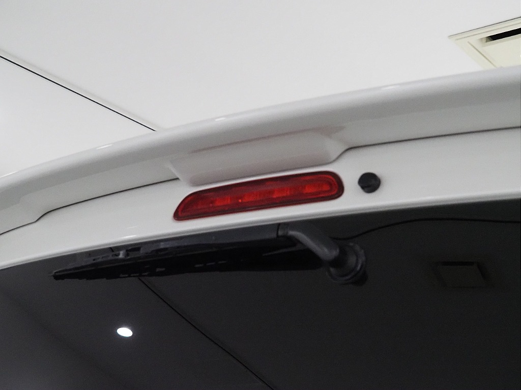 【H３０年式/ハイエースバン/ガソリン2.0L/パールホワイト】モデリスタエアロを装着♪【全国納車可能】