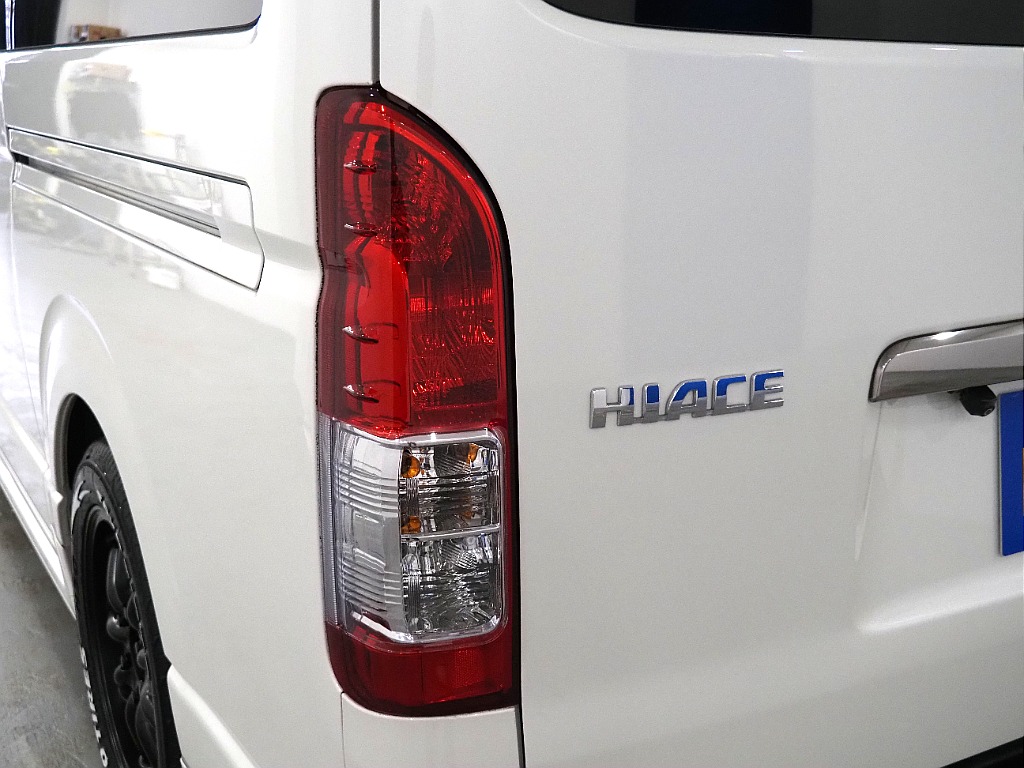 【H３０年式/ハイエースバン/ガソリン2.0L/パールホワイト】モデリスタエアロを装着♪【全国納車可能】