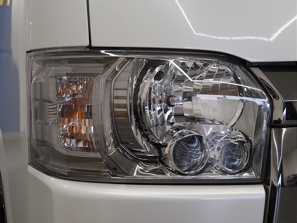 【H３０年式/ハイエースバン/ガソリン2.0L/パールホワイト】モデリスタエアロを装着♪【全国納車可能】