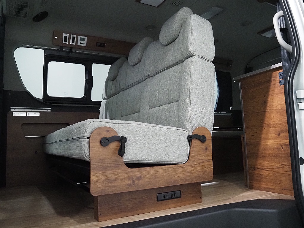 新車ワゴンGL2WD　オリジナル8ナンバーキャンピングカー【BELUGA】が入庫しました♪木目内装/フルフラット3人掛けシート！