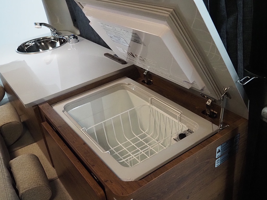 新車ワゴンGL2WD　オリジナル8ナンバーキャンピングカー【BELUGA】が入庫しました♪木目内装/フルフラット3人掛けシート！