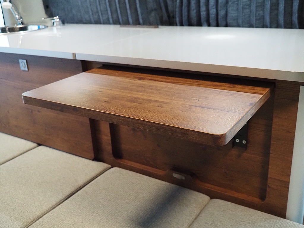 新車ワゴンGL2WD　オリジナル8ナンバーキャンピングカー【BELUGA】が入庫しました♪木目内装/フルフラット3人掛けシート！