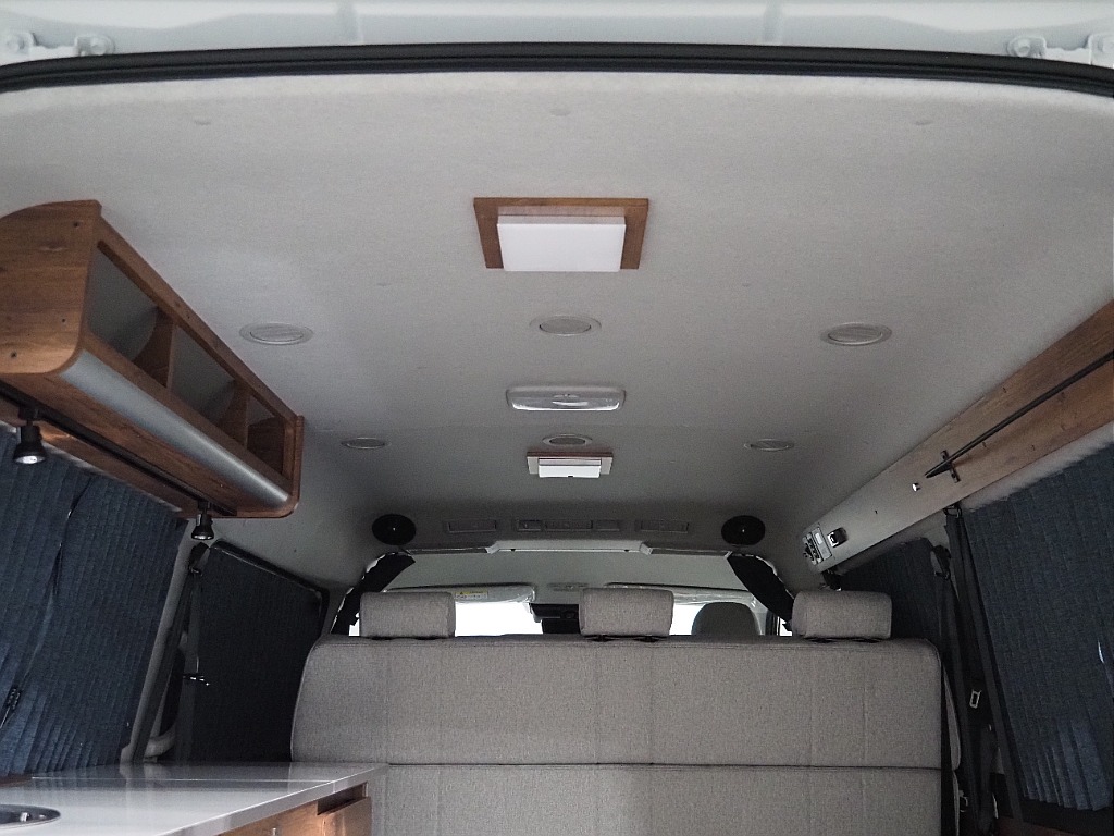 新車ワゴンGL2WD　オリジナル8ナンバーキャンピングカー【BELUGA】が入庫しました♪木目内装/フルフラット3人掛けシート！