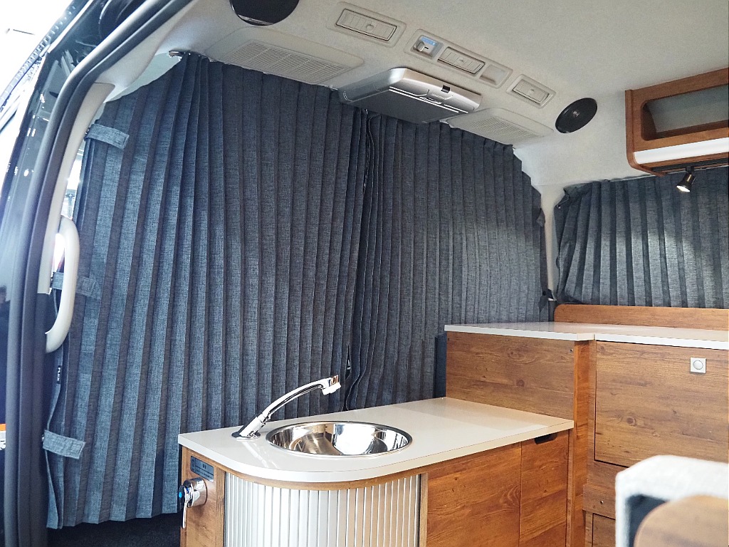 【新車/ハイエースワゴン/キャンピングORCA/2WD】茶木目内装♪【全国納車可能】