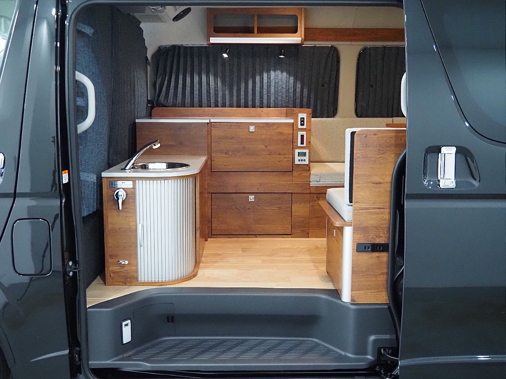 【新車/ハイエースワゴン/キャンピングORCA/2WD】茶木目内装♪【全国納車可能】