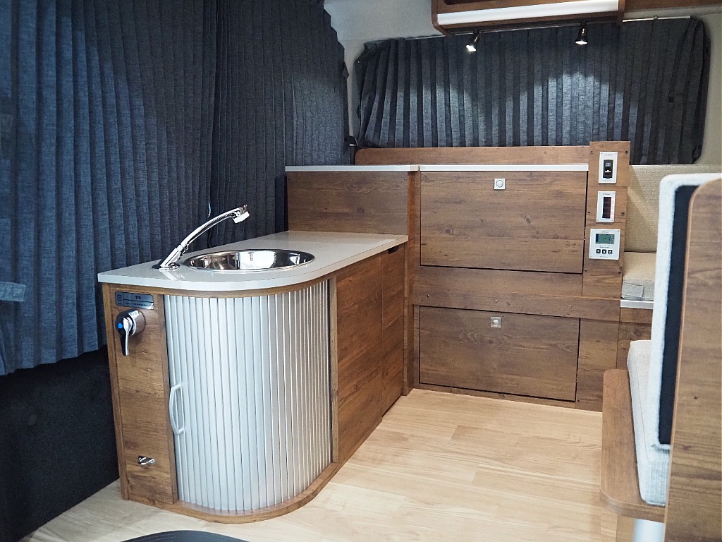 【新車/ハイエースワゴン/キャンピングORCA/2WD】茶木目内装♪【全国納車可能】