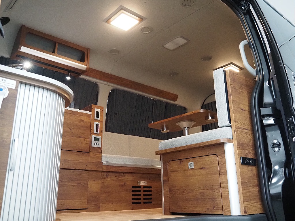 【新車/ハイエースワゴン/キャンピングORCA/2WD】茶木目内装♪【全国納車可能】