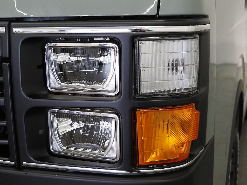 【Renoca　CoastLines/R6年式/ハイエースバン/ガソリン2WD】大人気角目4灯をLEDにて贅沢インストール♪【全国納車可能】