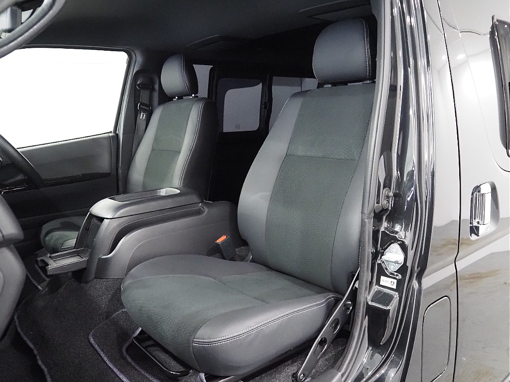 【Ｒ3年式/ハイエースバン/ディーゼル4ＷＤ/両側小窓付き】新品ホイール＆タイヤ付♪【全国納車可能】