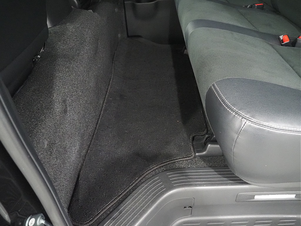 【Ｒ3年式/ハイエースバン/ディーゼル4ＷＤ/両側小窓付き】新品ホイール＆タイヤ付♪【全国納車可能】