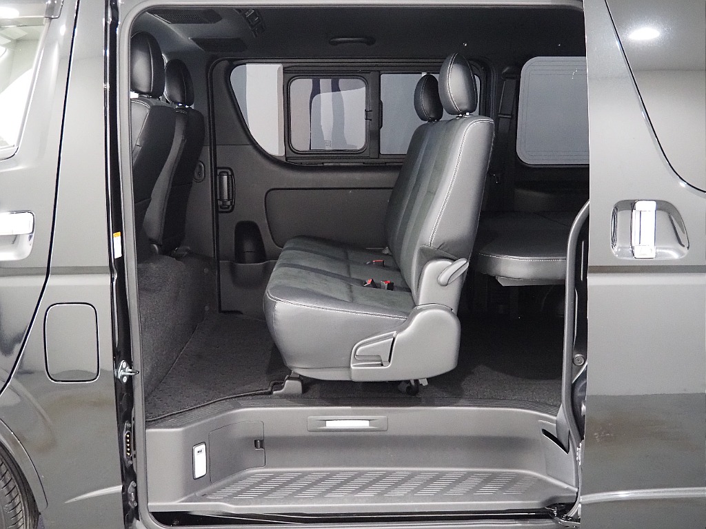 【Ｒ3年式/ハイエースバン/ディーゼル4ＷＤ/両側小窓付き】新品ホイール＆タイヤ付♪【全国納車可能】