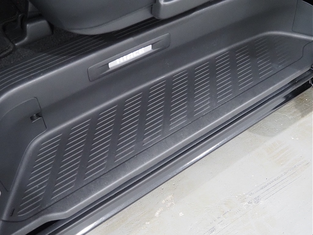 【Ｒ3年式/ハイエースバン/ディーゼル4ＷＤ/両側小窓付き】新品ホイール＆タイヤ付♪【全国納車可能】