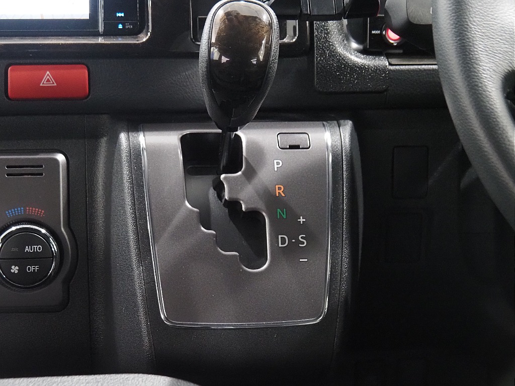 【R４年式/ハイエースバン/DARKPRIMEⅡ/フローリング施工】リア5面カーテン♪【全国納車可能】