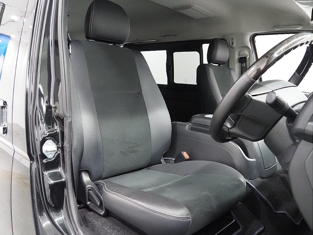 【H30年式/ハイエースワイドバン/ガソリン2.7L4WD/両側小窓付き】フローリング×ベッドキッド