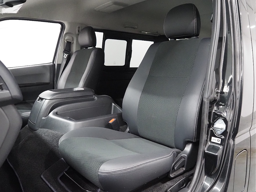 【H30年式/ハイエースワイドバン/ガソリン2.7L4WD/両側小窓付き】フローリング×ベッドキッド