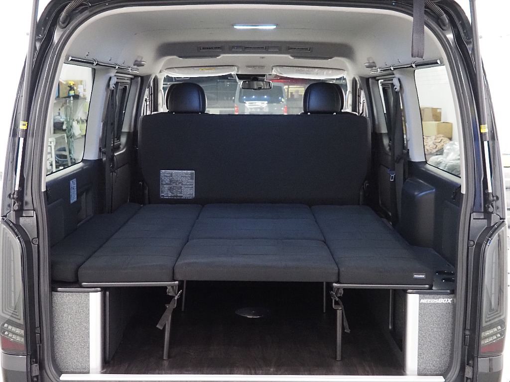 【H30年式/ハイエースワイドバン/ガソリン2.7L4WD/両側小窓付き】フローリング×ベッドキッド
