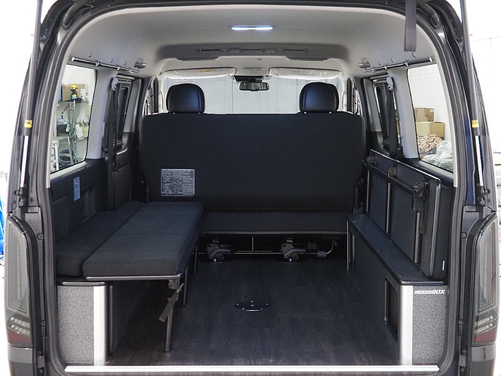 【H30年式/ハイエースワイドバン/ガソリン2.7L4WD/両側小窓付き】フローリング×ベッドキッド