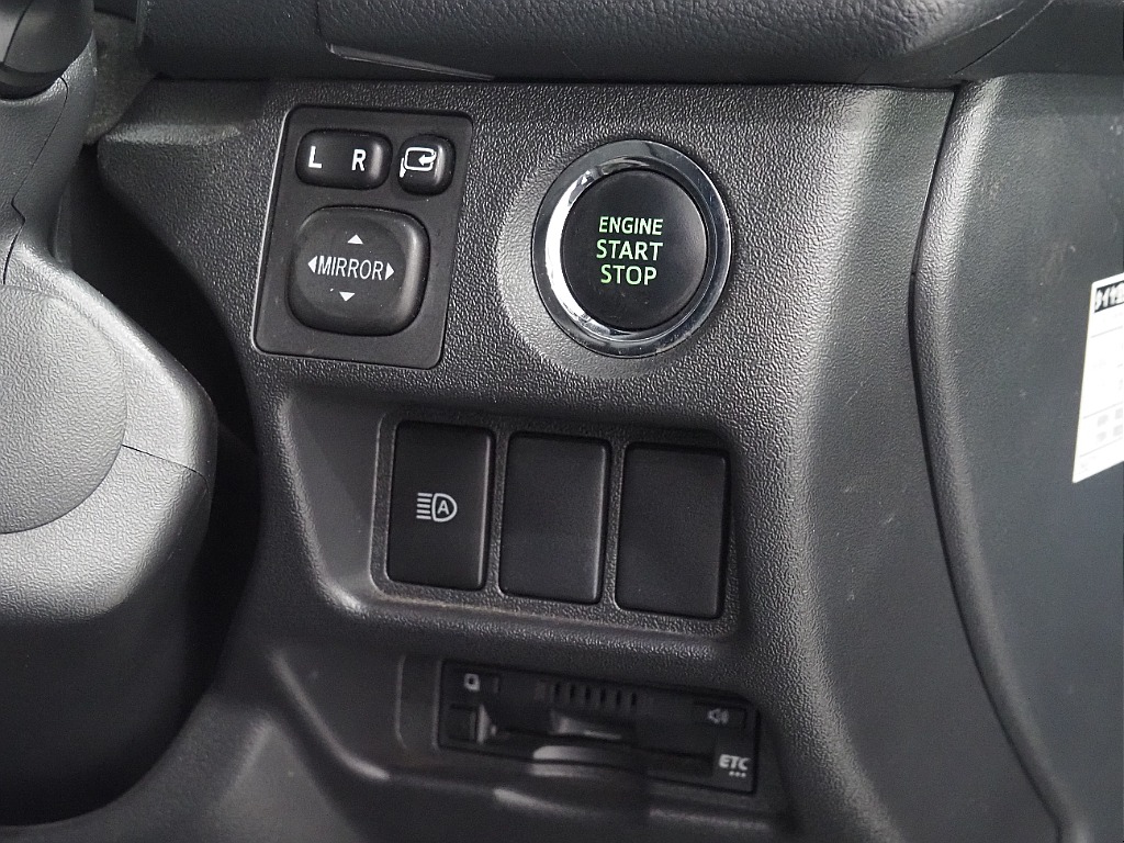 【H30年式/ハイエースワイドバン/ガソリン2.7L4WD/両側小窓付き】フローリング×ベッドキッド