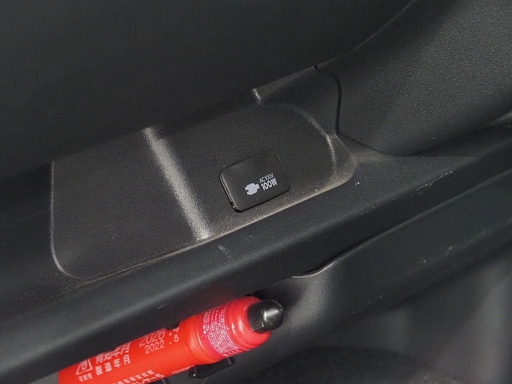 【H30年式/ハイエースワイドバン/ガソリン2.7L4WD/両側小窓付き】フローリング×ベッドキッド