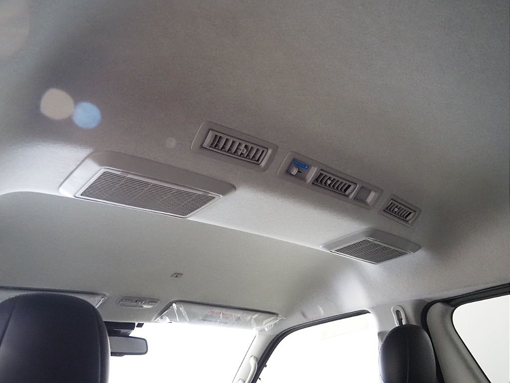 【H30年式/ハイエースワイドバン/ガソリン2.7L4WD/両側小窓付き】フローリング×ベッドキッド