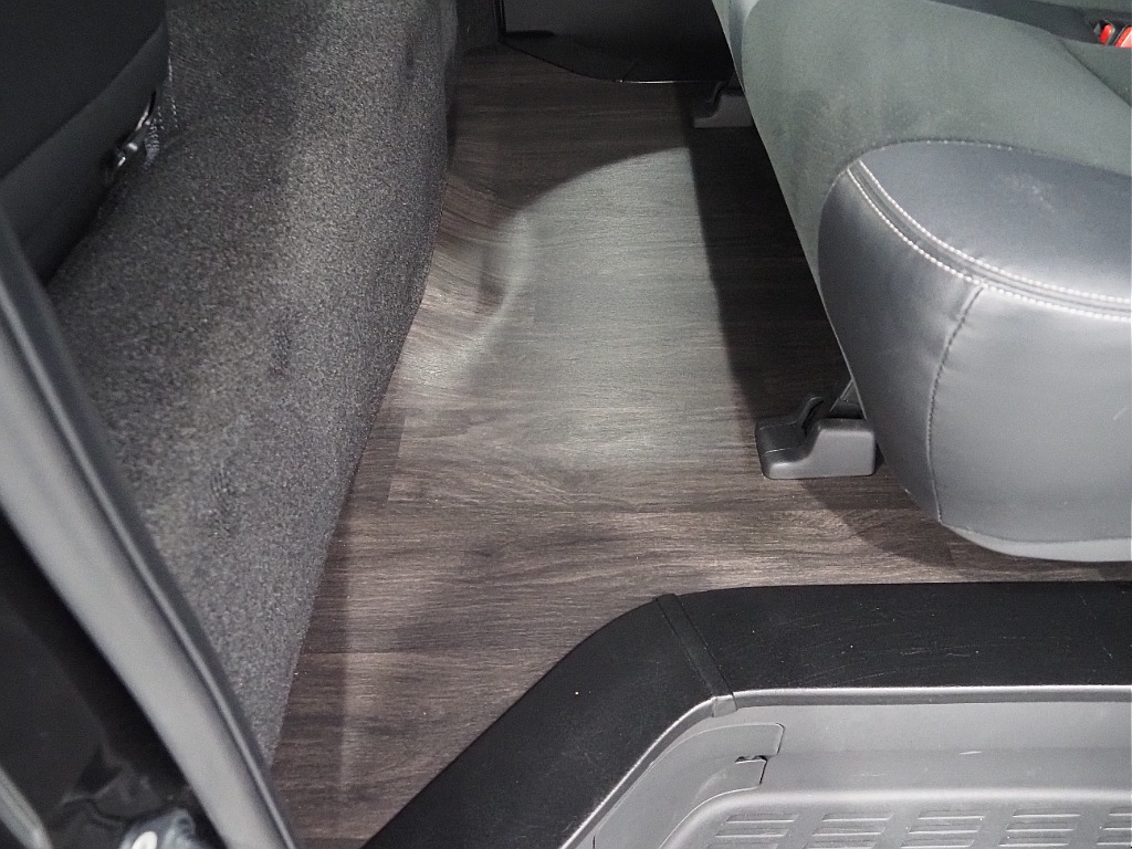 【H30年式/ハイエースワイドバン/ガソリン2.7L4WD/両側小窓付き】フローリング×ベッドキッド