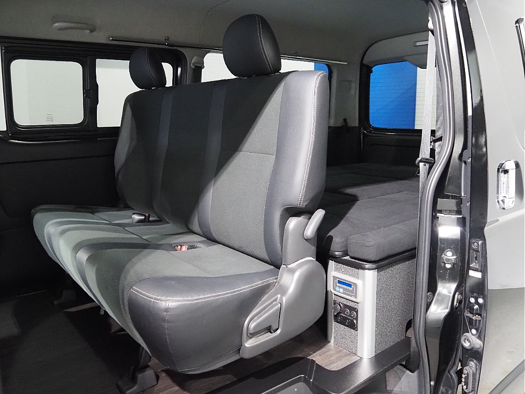 【H30年式/ハイエースワイドバン/ガソリン2.7L4WD/両側小窓付き】フローリング×ベッドキッド