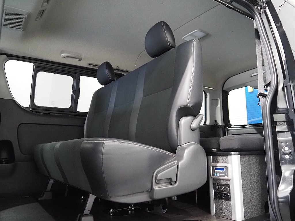 【H30年式/ハイエースワイドバン/ガソリン2.7L4WD/両側小窓付き】フローリング×ベッドキッド