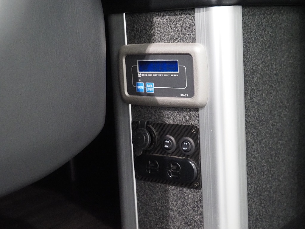 【H30年式/ハイエースワイドバン/ガソリン2.7L4WD/両側小窓付き】フローリング×ベッドキッド