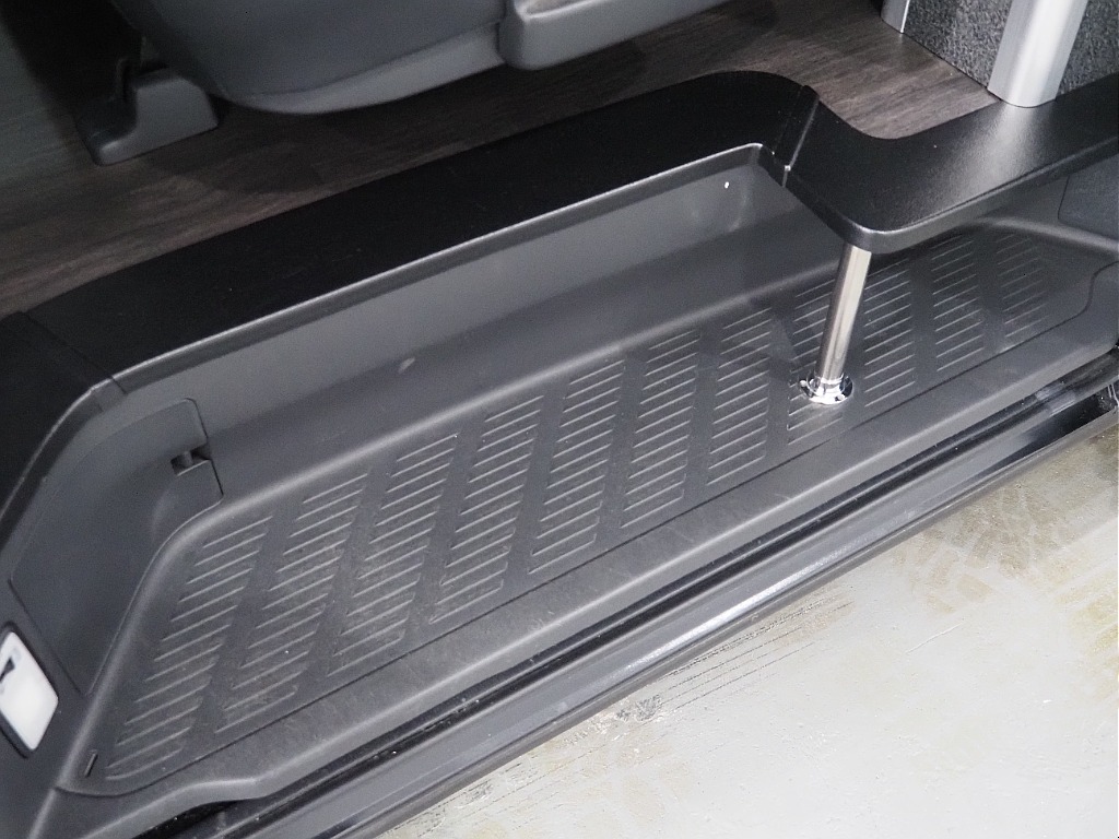 【H30年式/ハイエースワイドバン/ガソリン2.7L4WD/両側小窓付き】フローリング×ベッドキッド