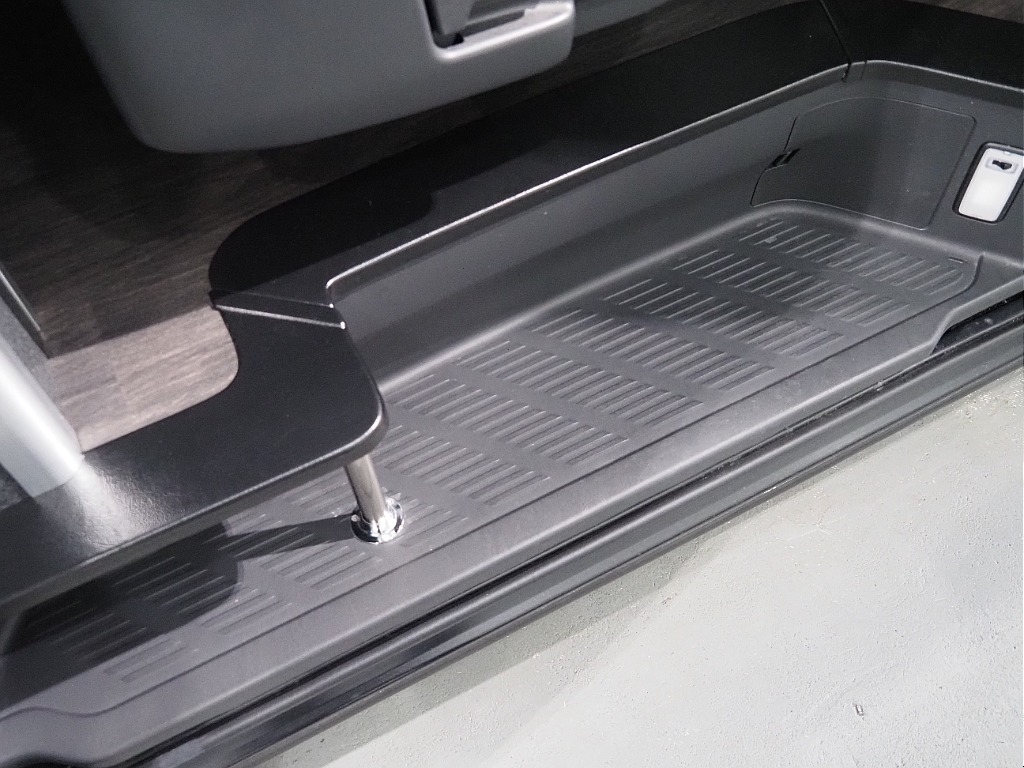 【H30年式/ハイエースワイドバン/ガソリン2.7L4WD/両側小窓付き】フローリング×ベッドキッド