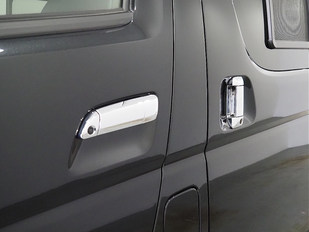 【H30年式/ハイエースワイドバン/ガソリン2.7L4WD/両側小窓付き】フローリング×ベッドキッド